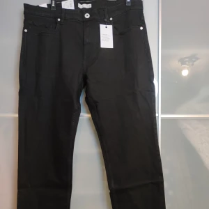Helt ny svarta jeans storlek 40/32 - Snygga svarta jeans från Made by Us.  Jeans har en rak passform och är i storlek 40/32. Är helt ny, oanvänd