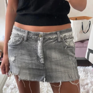 Jeans kjol  - Så snygg jeans kjol, kommer inte till användning ❤️midjemått: 38cm rakt över 
