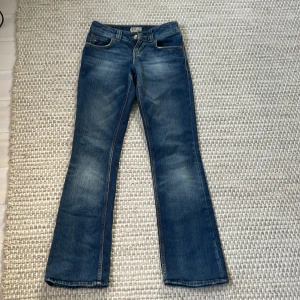 Lågmidjade bootcut jeans  - Säljer dessa superfina lågmidjade bootcut jeansen från Tommy Hilfiger i storlek 28/32