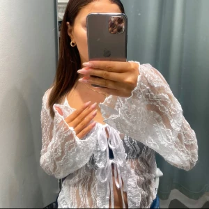 Spets Topp från VeroModa - Säljer denna jättefina spets toppen i vitt från Vero Moda i modellen PCALLY, enbart använd 3 gånger så inga defekter eller liknande!🌸Köptes för 300kr💕