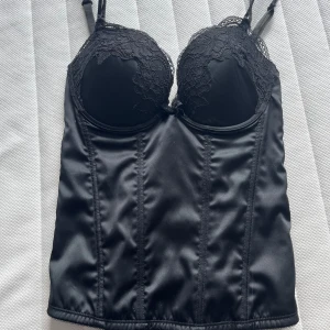 Korsettopp - Söt korsettopp från twilfit. Jättebra skick och knappt använd! Storlek 75b och med justerbar spänning i ryggen så den passar nog xs-m💕