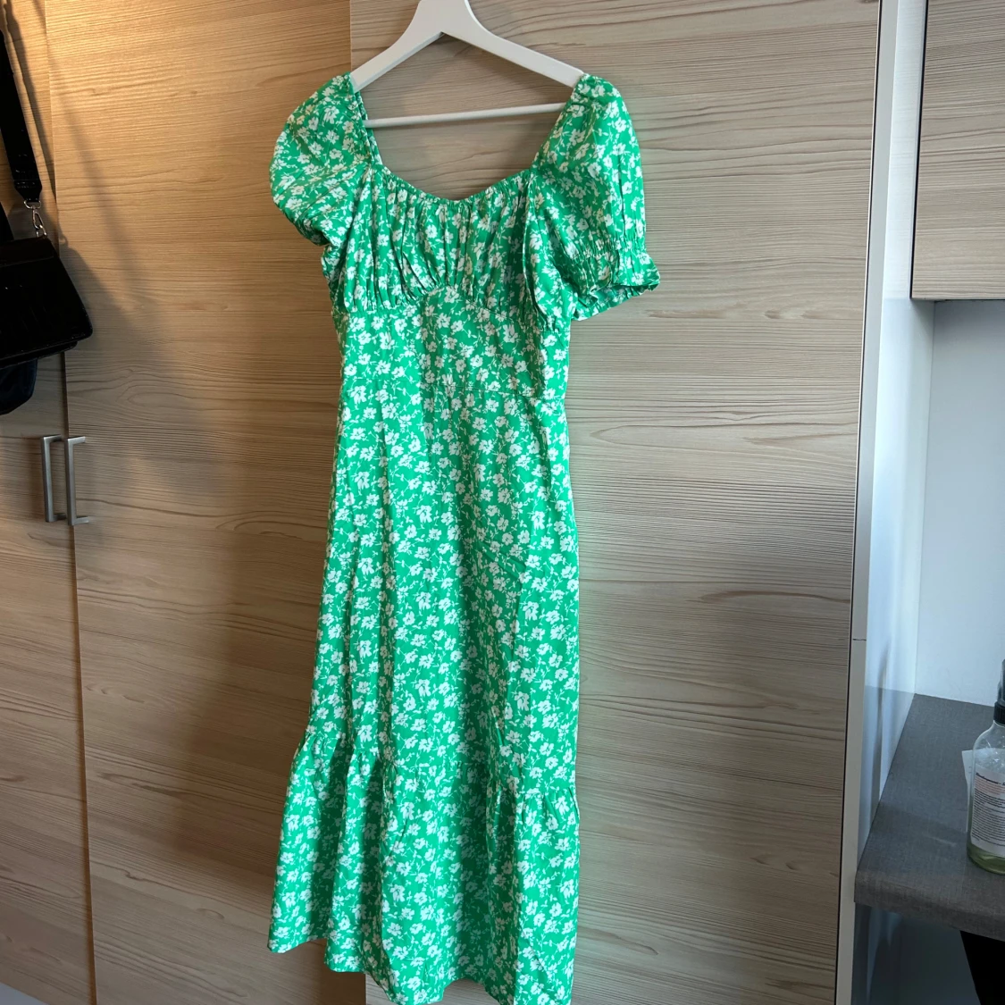 Grön blommig klänning - 93