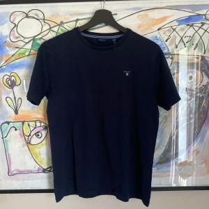 Gant T-shirt - Säljer en marinblå Gant t-shirt i storlek 176 (16 år)  Säljes pga för liten Använd 2 gånger Nypris 499kr Mitt pris 149kr 