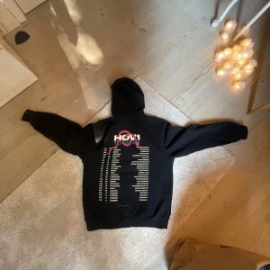 Hov1 hoddie😍⚡️❤️ - Köpt på konserten, knappt använd💖💖🙏 Pris kan diskuteras 