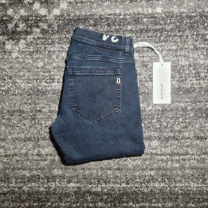 Dondup Jeans  - Tjena! Säljer ett par riktigt schyssta dondup jeans i modellen George. Skicket på jeansen är 9.5/10. Har du några frågor eller funderingar så hör av dig // IC_RESELL 