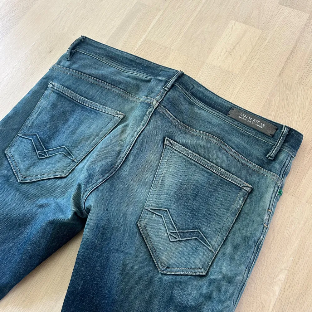 Ett par blå jeans från Replay. Jeansen har en tapered passform och är tillverkade i denim. De har en klassisk femficksdesign med två bakfickor och tre framfickor. Jeansen har en knappgylf och är i bra skick skick.. Jeans & Byxor.