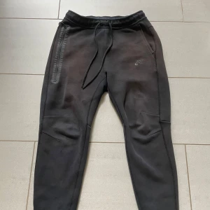 Nike tech byxor - De är solbrända men annars är de bra  De är dem ny modell Nike tech byxorna  Tar även byten✅👍