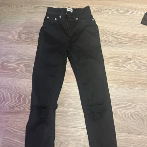 skinny jeans - Fina skinny jeans med hål. Aldrig använda och är i helt nyskick. Fick i present men är alldeles för små därför säljer jag dom😊.super fina och passar till allt🥰original pris är 250kr så säljer för 180😚skriv vid intresse eller funderingar.