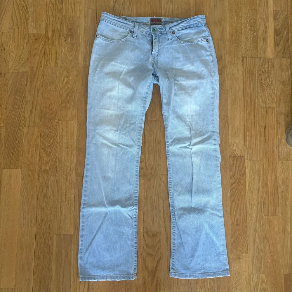 Midja 39, innerben 74 Strl 29 & L32 enl lapp Jag är 161, passar på mig o längre!  Tunnare jeansmaterial, perfekt när det är lite varmare! . Jeans & Byxor.