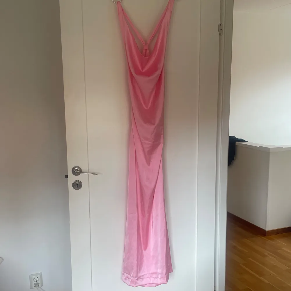 Rosa satin klänning perfekt för bal eller bröllop. Nypris är 119.95$ och ca 300kr tull. Har fått någon fläck vid magen men inget som märks av när klänningen är på. Skriv privat för fler bilder. Uppsydd då den var för lång, går att ta tillbaka.. Klänningar.