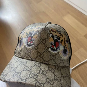 Gucci Keps - Tjena! Säljer denna gucci keps till ett bra pris. Nypris på den här är 2500, mitt pris: 1499. Hör gärna av dig vid frågor eller funderingar. Pris går även att diskuteras. Box kommer med och orderbekreftelse finns👍