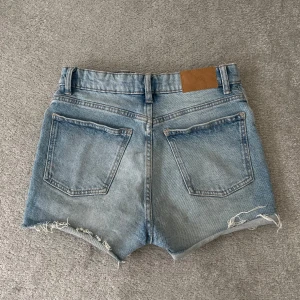 Jeansshorts - Jeansshorts med hög/medelhög midja. Går att vika ner midjan för att få mer lowrise 