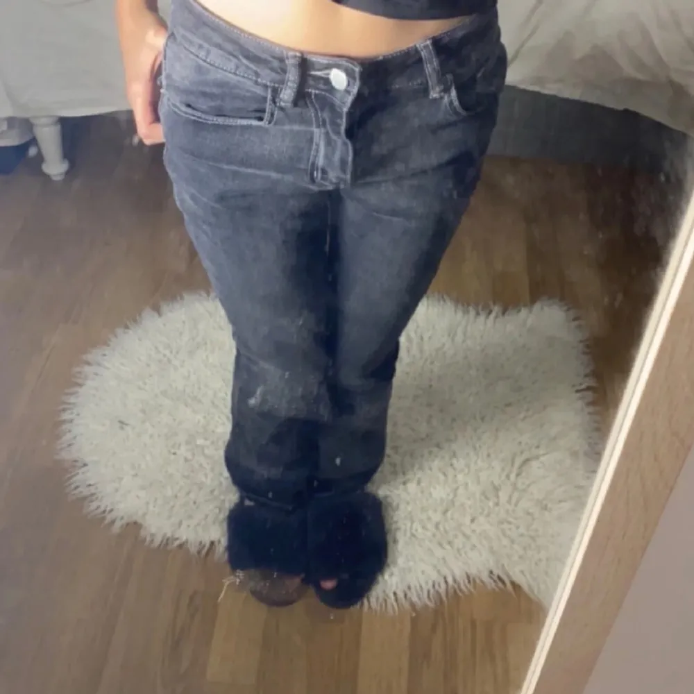 Ett par svarta y2k jeans som knappt är använda och är i ett bra skick!💞. Jeans & Byxor.