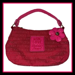 Victoria’s secret väska🩷 - Jag säljer min supersöta Victoria’s secret handväska då den inte kommer till användning💗 Fint skick förutom en liten fläck på blomman som syns på bilden. Skriv gärna vid frågor eller fler bilder!💗