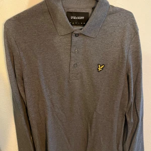 Lyle & Scott långärmad piké  - Använd 1-2 gånger 
