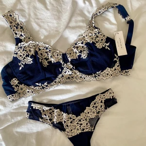 Brazilian trosor Pretty Flowers - OBS endast trosorna kvar! Säljer dessa helt oanvända trosor i färgen Deep blue/Vanilla då det ej har kommit till användning, trosorna är i modellen ”brazillian”. Ordinarie pris 219kr. Hör av er om ni har några frågor✨