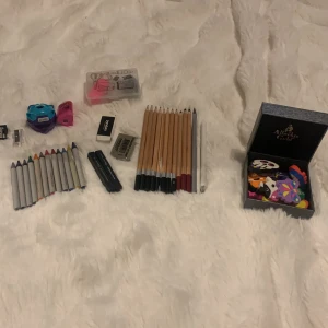  Professionella målarsaker (inte den lilla asken) - Oanvända jätte bra skiss och målar pennor och suddgummi. Man får 12 färgpennor i olika pastellfärger,12 superbra skiss pennor, 14 roliga suddgummi,2 roliga pennvässare och 2 Professionella pennvässare, två jätte bra suddgummin, och kållPennor. 