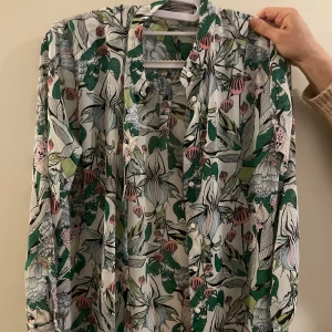 Klänning - Chiffon klänning med mönster använd fåtal gånger 