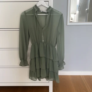 Grön volangklänning  - Säljer denna fina gröna volangklänning från zara i storlek xs 💕💕 säljs inte längre och är aldrig använd💕💕 säljs pågrund av att den inte kommer till användning 💕