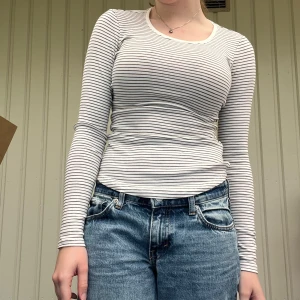 Randig tröja  - Fin skintight randig tröja från H&M❤️ Oanvänd - som ny! Hör av dig vid intresse och tveka inte med att ställa frågor ❤️❤️
