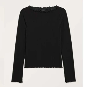 Ribbad Topp med rullfåll och lång ärm - Köpt på Monki, är i nyskick och den är inte använd, har bara testat på.