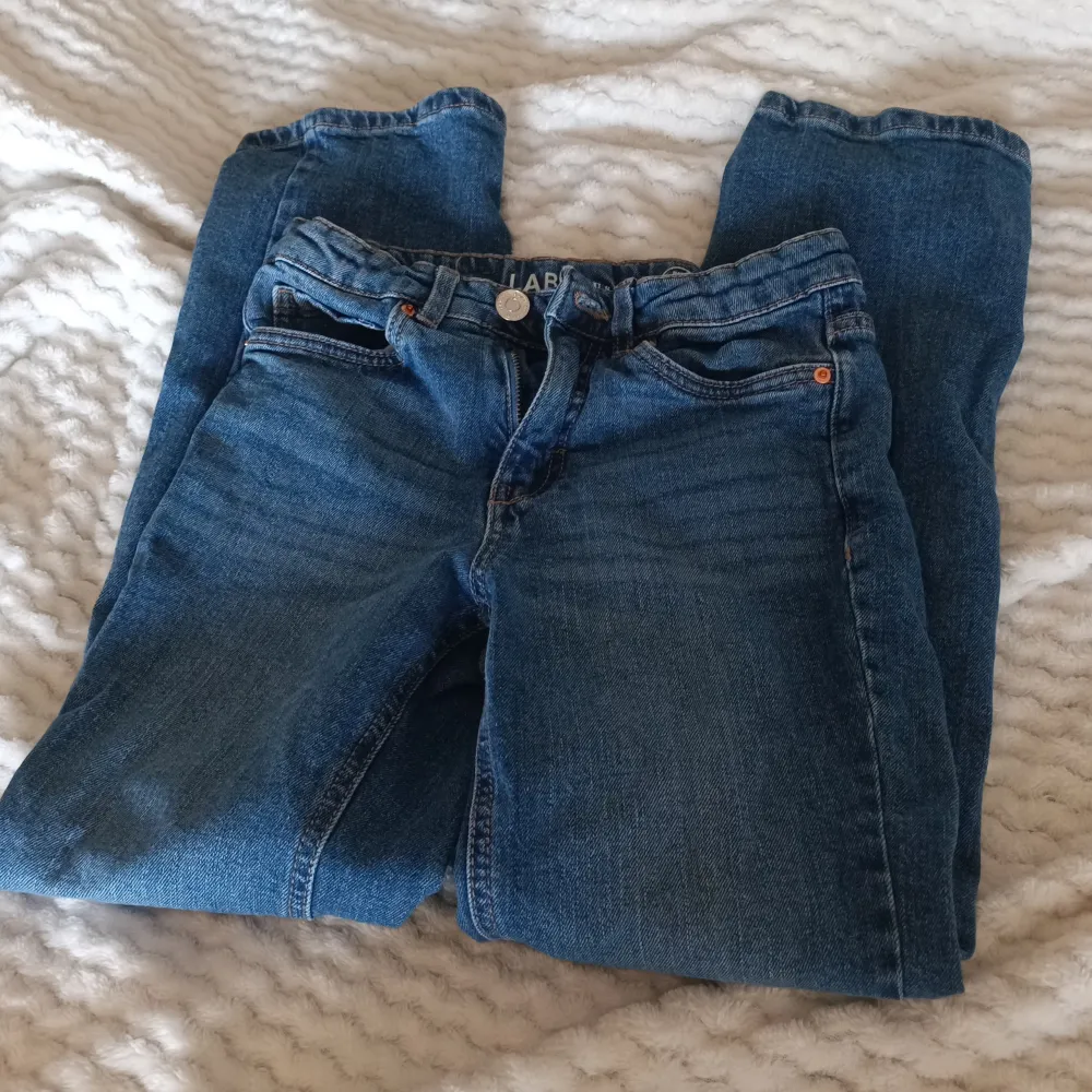 Säljer dessa jeansen, butcut/bagie. Jättefint skick, fina byxor. Storlek 152 från KappAhl. Priset är diskutionsbart. Skriv vid intresse😊. Jeans & Byxor.