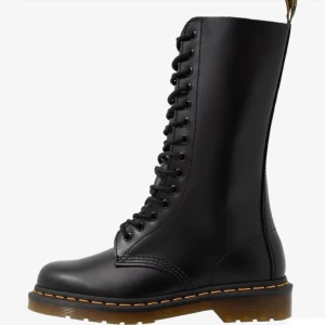 Dr, martens støvler - Brugt få gange. Fejler ingenting, de er str 40 men passes mest 39