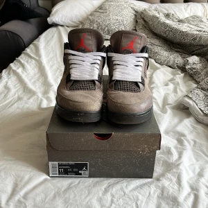 Jordan 4 taupe haze - Säljer pga ingen användning, dom är använda, skick 7/10, nypris 6000kr mitt pris 1800kr då dom är ganska använda, kan sänka pris vid snabb affär!   Svarta skosnören följer med!