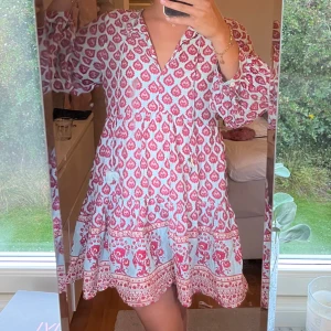 Zara mönstrad klänning - Jättefin Zara klänning som tyvärr saknar en tofs på ena snöret💕