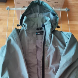 Regnjacka Trekmates - Storlek S, som ny.