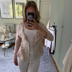 Rosa kofta med paljetter - Ljusrosa kofta med paljetter på framsidan. Finns ett knäppe längst upp. Storleken står ej på koftan men för referens är jag S.