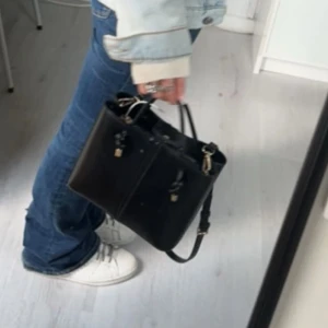 Handväska  - Så fin handväska från zara, använd men fortfarande i bra skick 🙏🏽