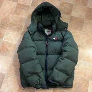 Tommy hilfiger vinterjacka - Hilfiger vinterjacka. Storlek S Fint skick Använd 1 vinter Inga hål!