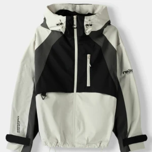 Allvädersjacka - Helt ny samt oanvänd allvädersjacka från Bershka i storlek S. 