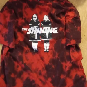 The Shining Tye Dye. L  - Skräckklassiker