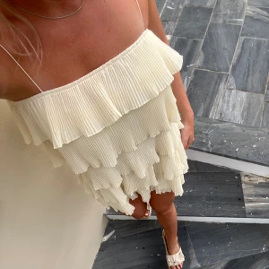 Gul volangklänning - En fin gul volangklänning i storlek M. Har klippt av de smala banden så den har inte band nu, som en bandauklänning. Säljer för 150kr💛☀️