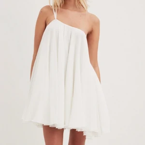 Klänning - Sjuuukt söt klänning!!🎀🎀🎀🧚🏼‍♀️🧚🏼‍♀️🧚🏼‍♀️ prislappen kvar (den va tyvär alldeles för stor för mig)