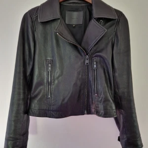 Skinjacka Massimo Dutti  - En snygg skinjacka   storlek xs   knappt använd