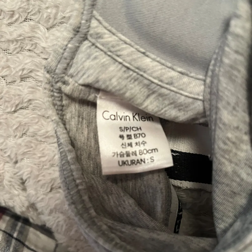 två super fina calvin klein toppar, endast använd 1 gång men passade inte riktigt mig. 1 för 200 båda för 350🩷storlek S båda två!!. Övrigt.