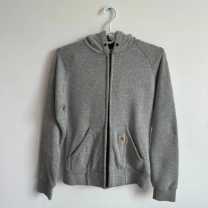 Carhartt hoodie - Har ett litet hål (se bild). I övrigt i mycket fint skick   