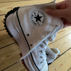 Run star hike converse - Vita run star hike converse som är sparsamt använda! Är lite smutsiga men man kan enkelt tvätta bort i maskin!! Super fina men kommer tyvärr inte till användning! Köpt för 1200 och säljes för 800! Pris kan diskuteras, medela ifall du är intresserad💗💗