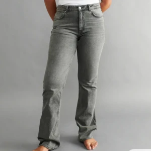 Full length flare jeans - Gråa jeans från gina tricot, storlek 40, säljer för dom passade inte 💕 endast testade
