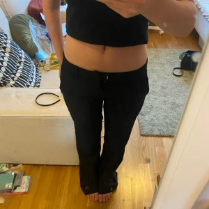 Kostymbyxor - Säljer dessa snygga lågmidjade kostymbyxor från bikbok🥰 endast använda en gång då de är för långa för mig som e knappt 160. nypris 500kr