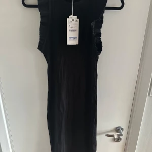 Långklänning med volang - Aldrig använd, prislapp kvar!