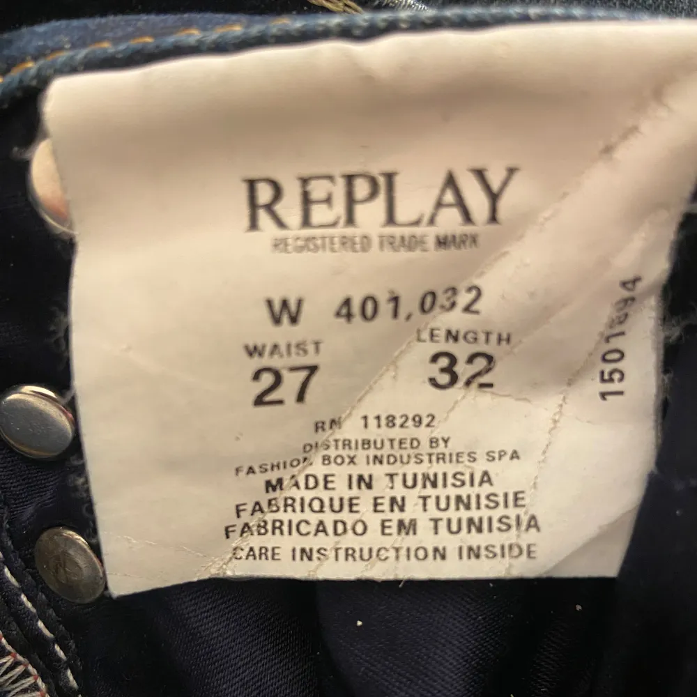 säljer mina blåa replay jeans! mycket bra skick, säljer då dom är för små för mig! den har en slits vid foten(kan skicka bilder på den vid önskemål) pris kan diskuteras!. Jeans & Byxor.