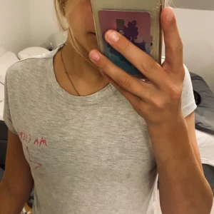 superfin tshirt - jättefin ma cherie tshirt, ganska använd men i bra skick. köpt för 250kr säljs för 100kr pris kan diskuteras 