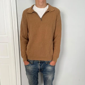 Massimo dutti tröja - Hjälper en vän att sälja denna Jättefina Massimo ditti kashmir blend tröja i bra skick. Modellen på bilden är 180 lång. Skriv vid fler frågor eller funderingar!