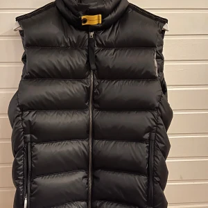 Parajumper väst - Hej säljer min parajumper väst, fick den när jag fyllde år han inte använts nånting då jag tycker att den är för Sotomayor för mig. Den är i storlek S