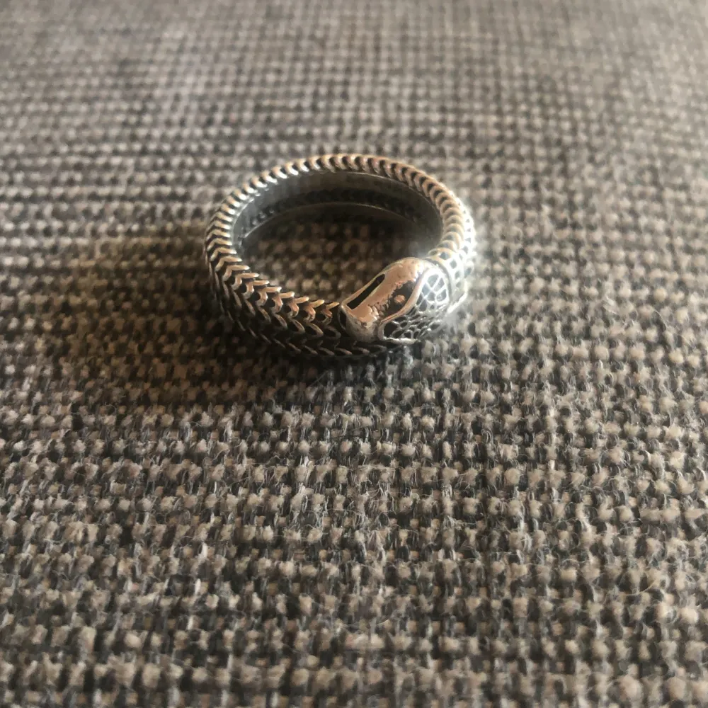 Säljer nu denna feta gucci ring bara prisförslag tack 🙏🏻. Accessoarer.