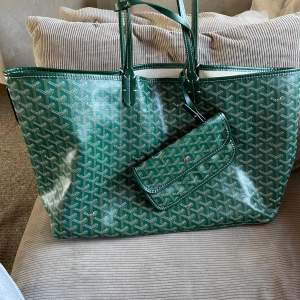 Säljer nu min superfina gröna ”goyard” väska som inte längre kommer till användning. Köpt för nästan ett år sedan och har används sparsamt. Den är i väldigt bra kvalitet och har inga slitage endast insidan. Se sista bilden för insidan 🩷obs inte äkta!